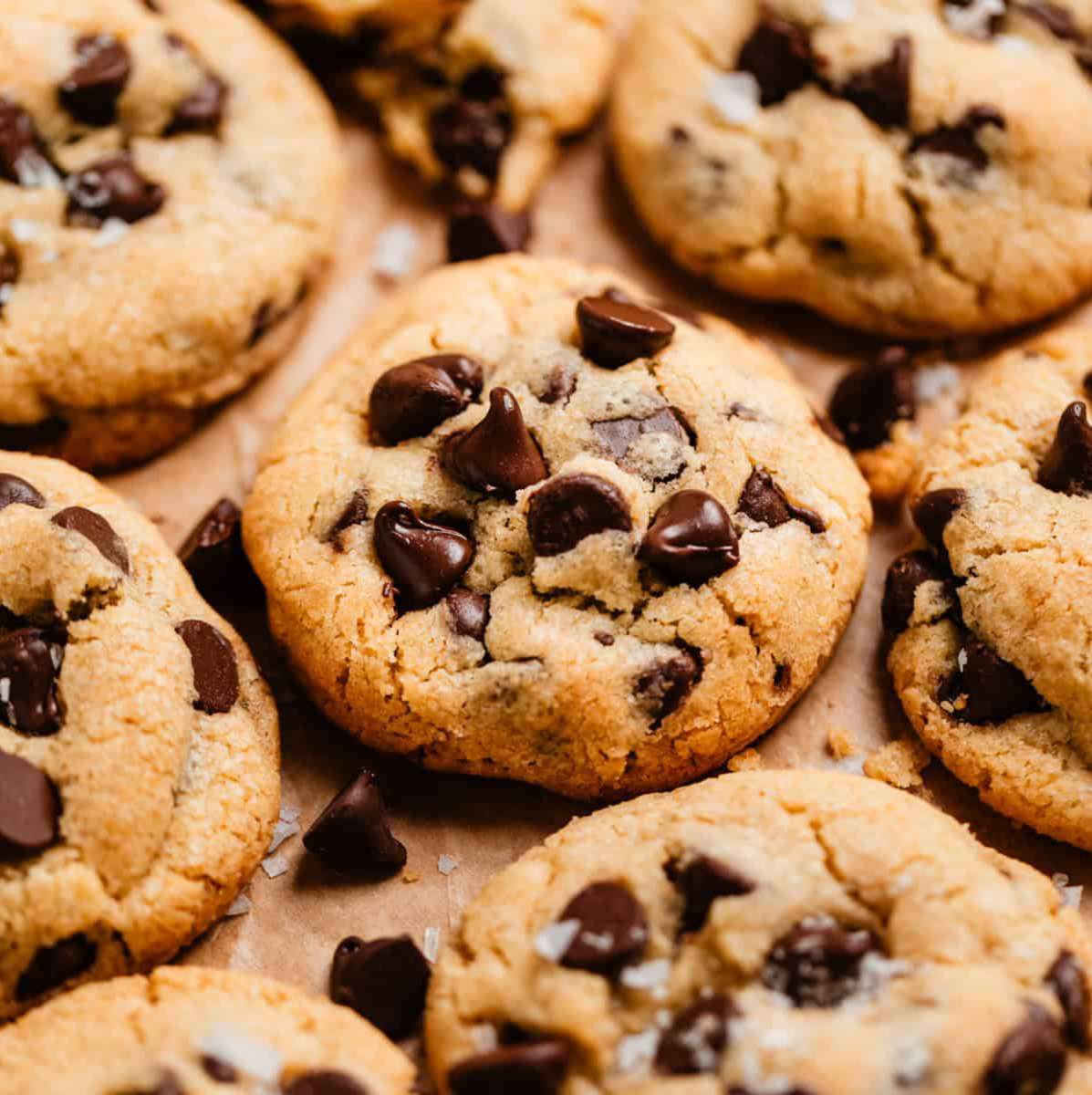 Biscuits aux pépites de chocolat en petits lots dans un bol puzzle en ligne