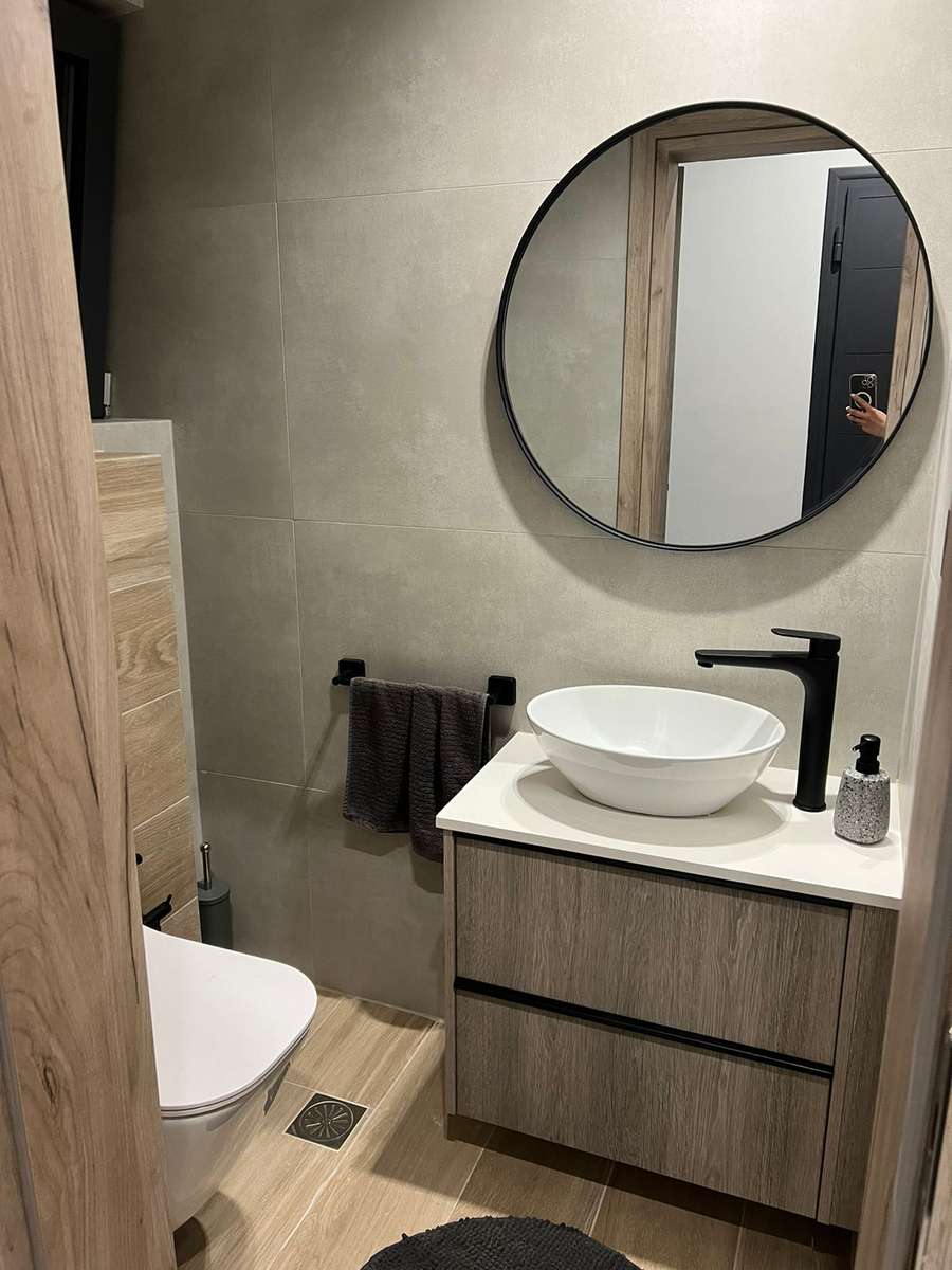 ванная комната с зеркалом и умывальником онлайн-пазл