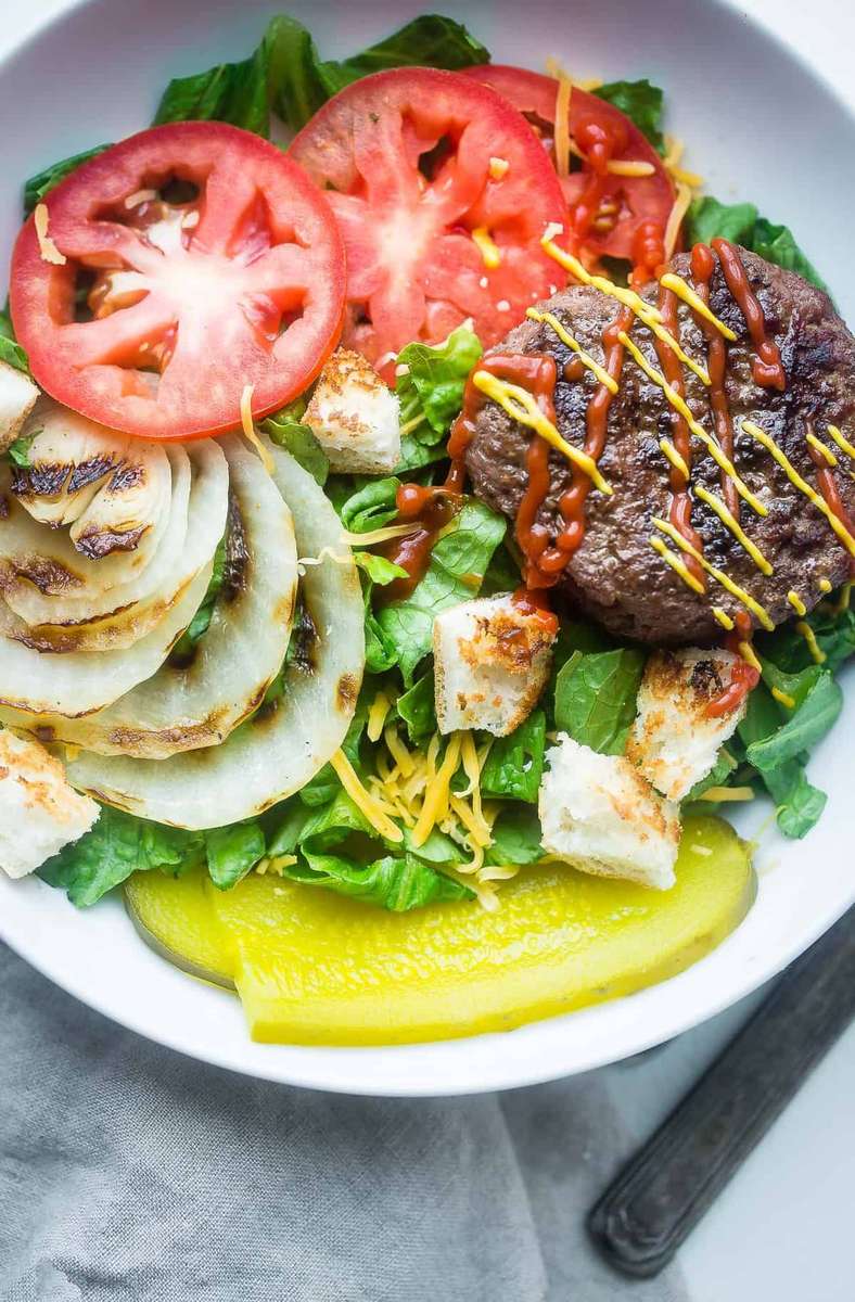 Hamburguesa en un plato de comida rompecabezas en línea