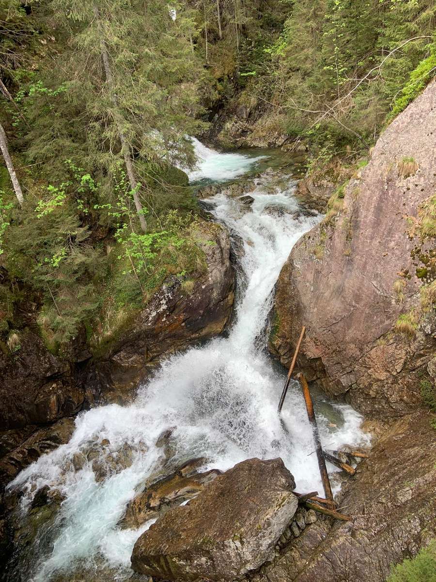El arroyo de los Tatras de camino a Morskie Oko rompecabezas en línea