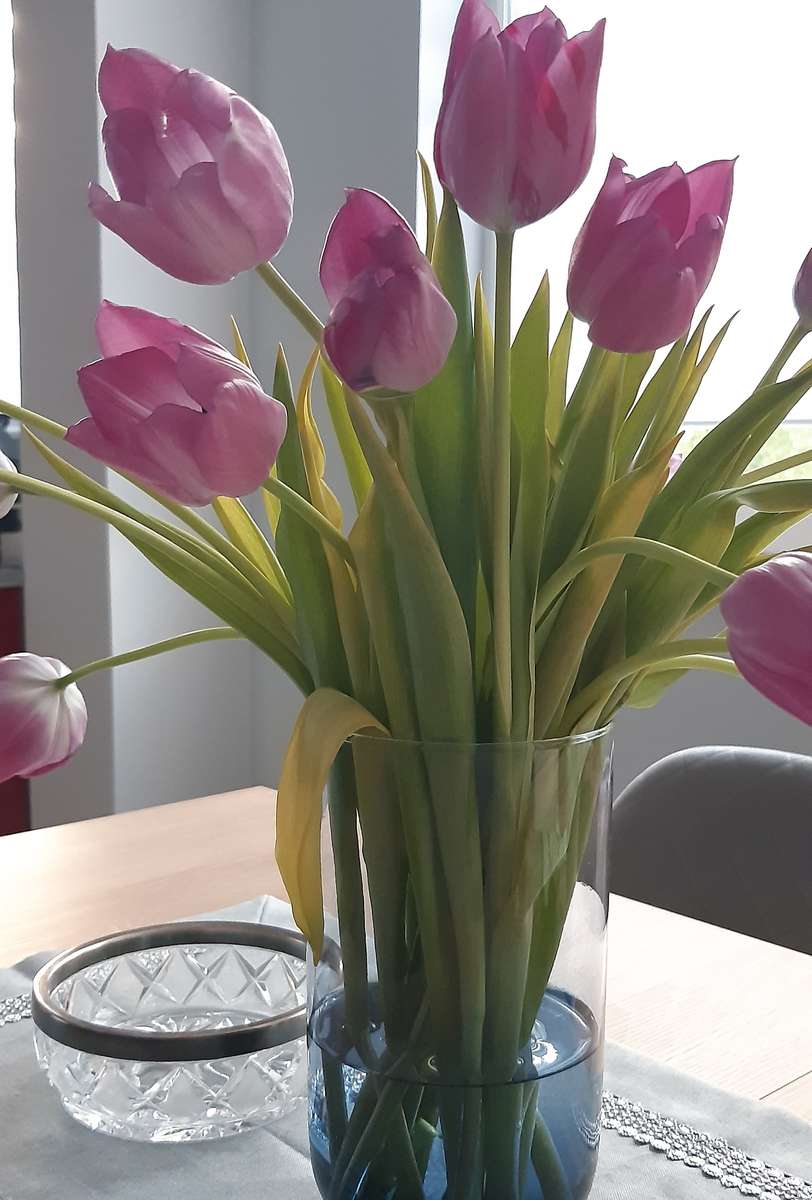 тюльпаны в вазе онлайн-пазл