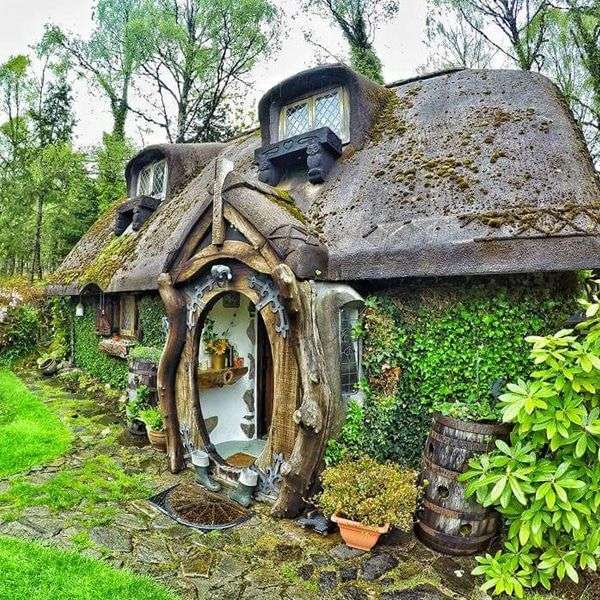 Casa estilo hobbit cerca del pueblo de Tomac rompecabezas en línea