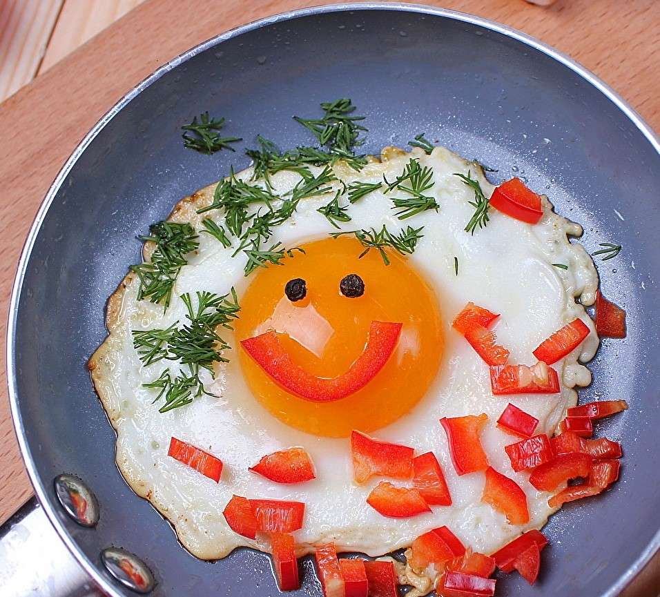 Смажене яйце на сковороді онлайн пазл