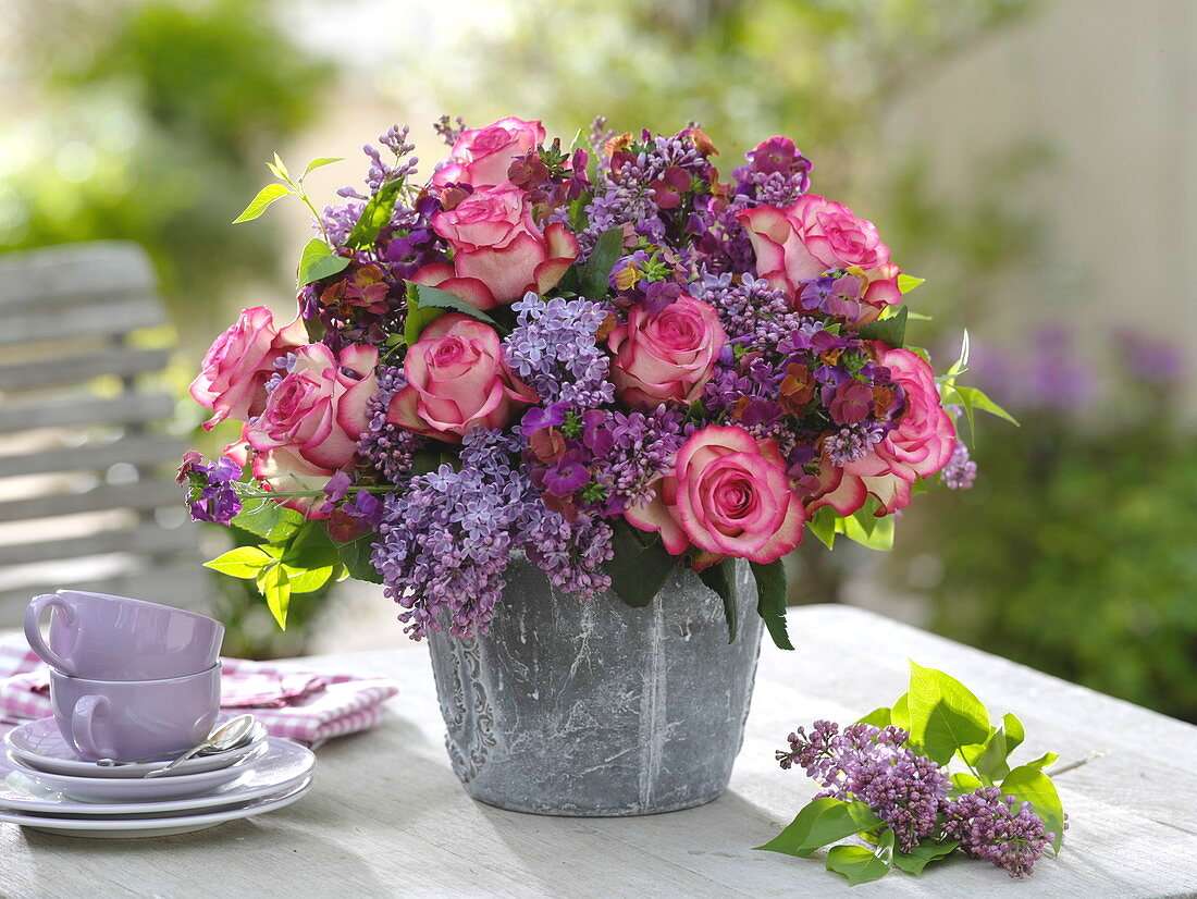 Morgonkaffe med doft av rosor och lila Pussel online