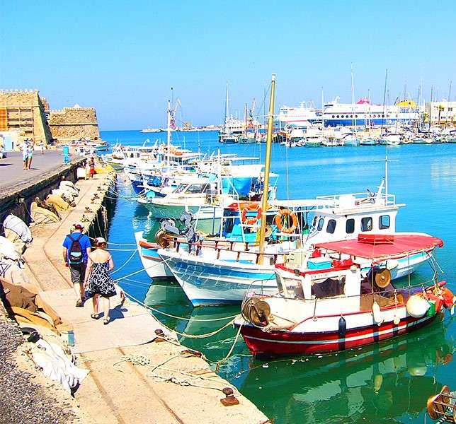 Båtar förtöjda i Santorini pussel på nätet