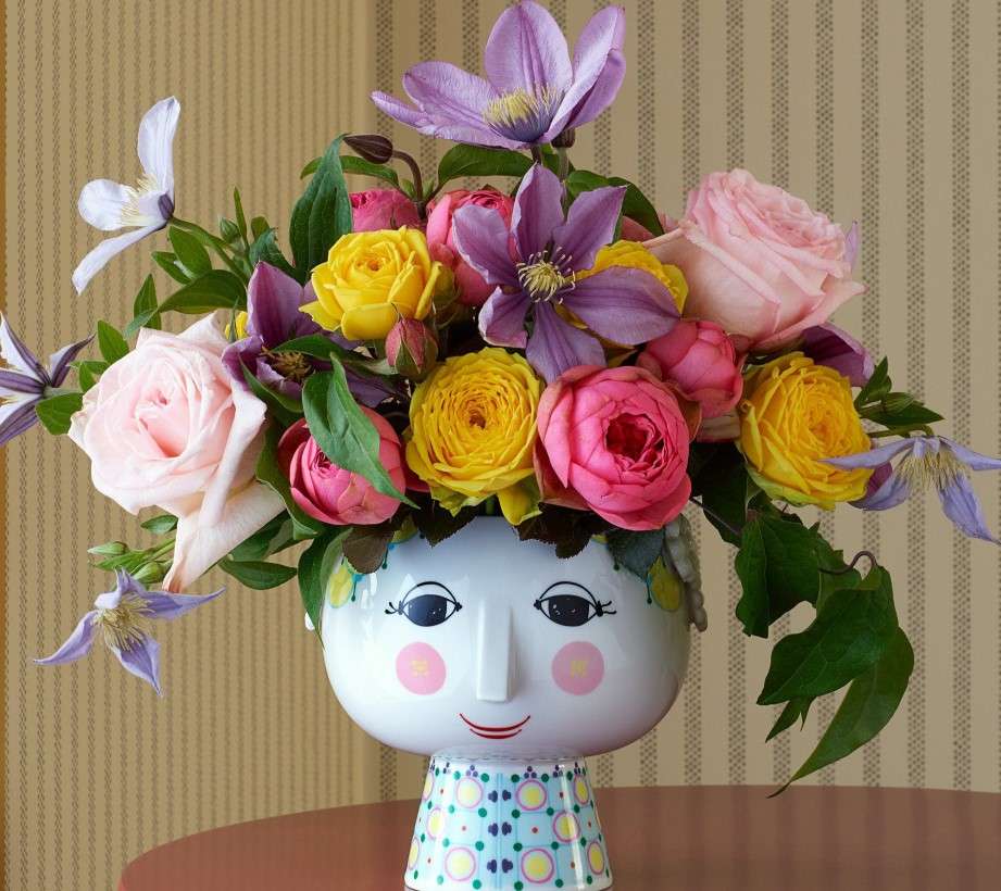 Fleurs colorées dans un vase décoratif puzzle en ligne