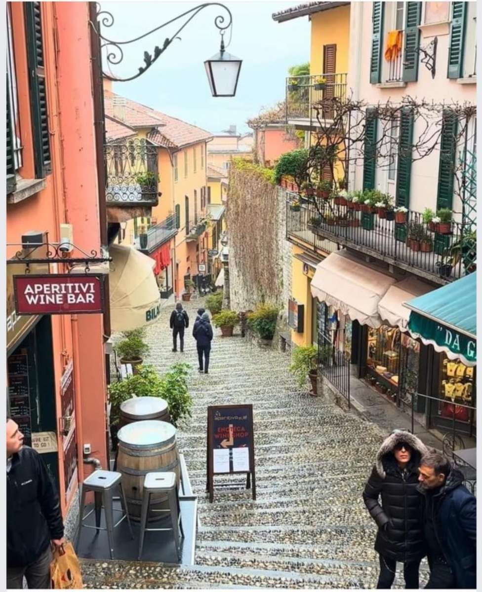 Улица в Беладжо, Италия онлайн пъзел