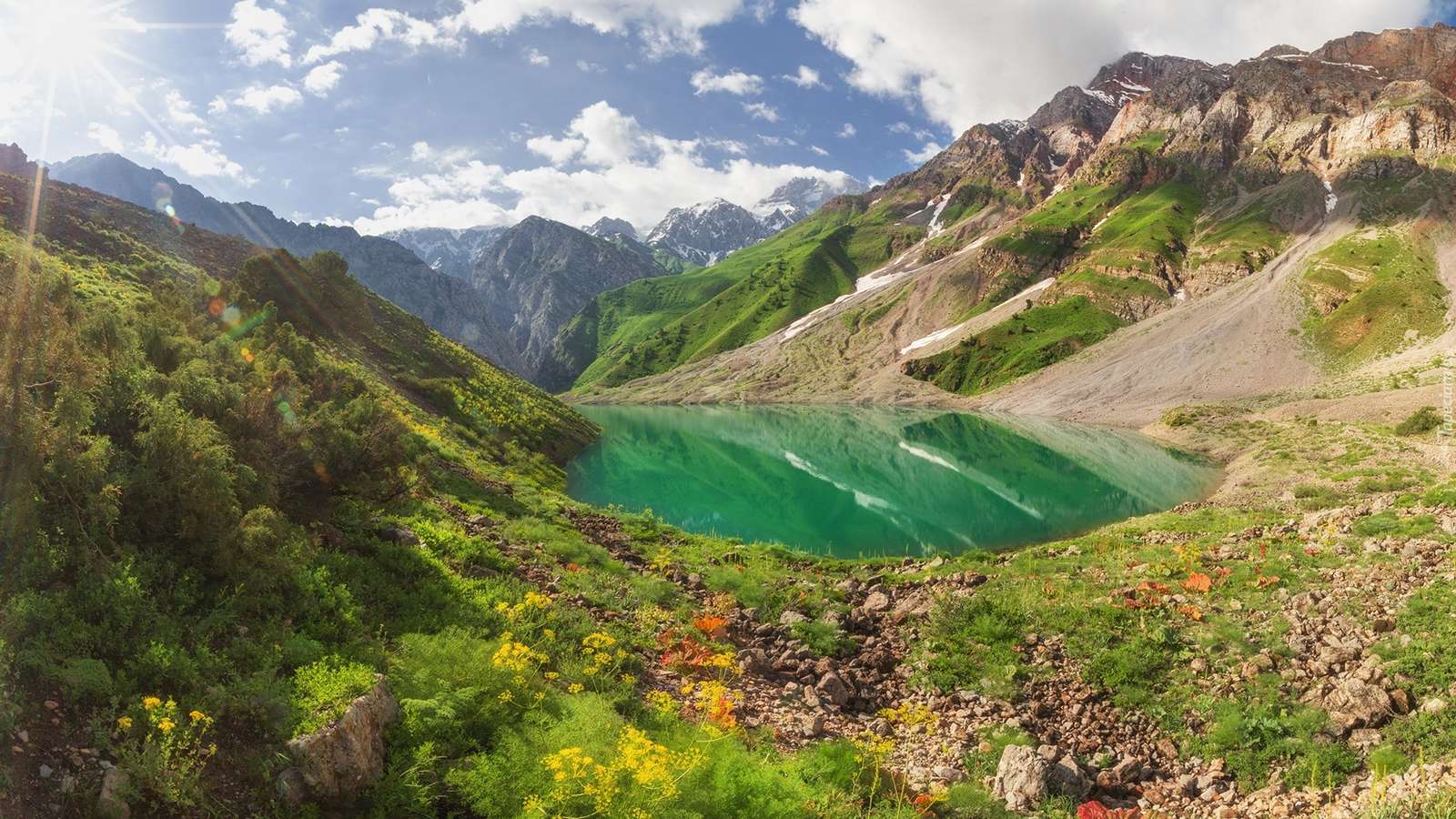Озеро Бадак в Узбекистані онлайн пазл