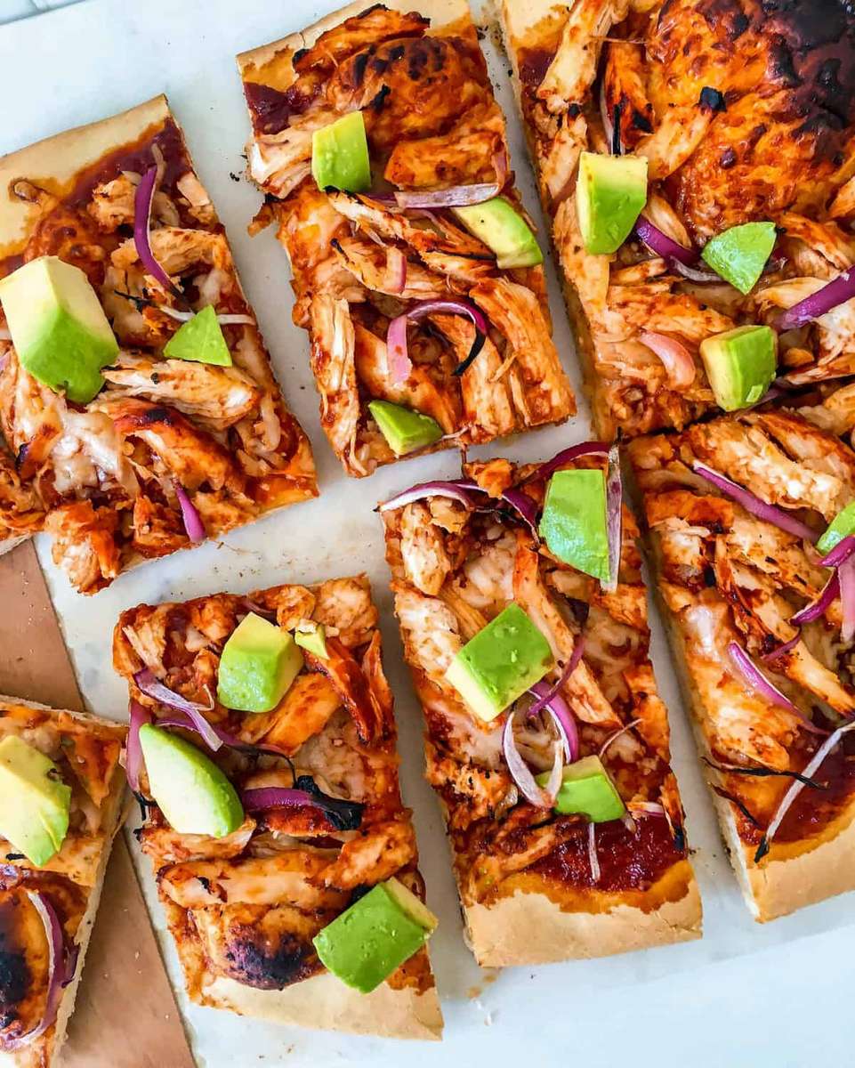 Pizza con focaccia con pollo barbecue e avocado puzzle online