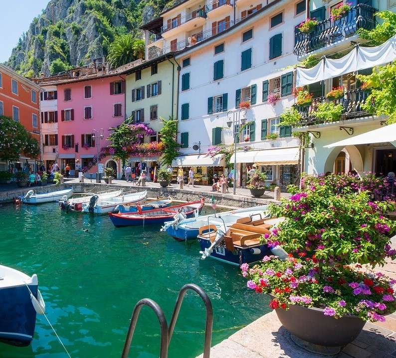 Ξενοδοχείο στην ακτή της λίμνης Garda online παζλ