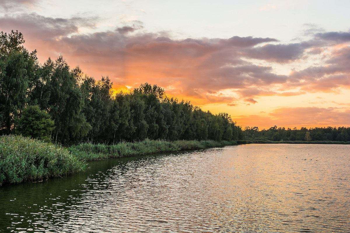 захід сонця на річці онлайн пазл
