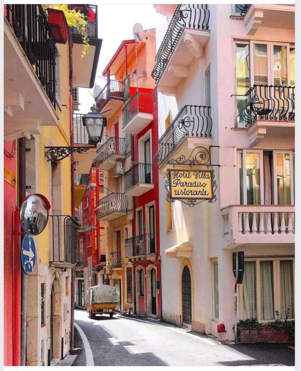 Улица в Таормине, Сицилия онлайн-пазл