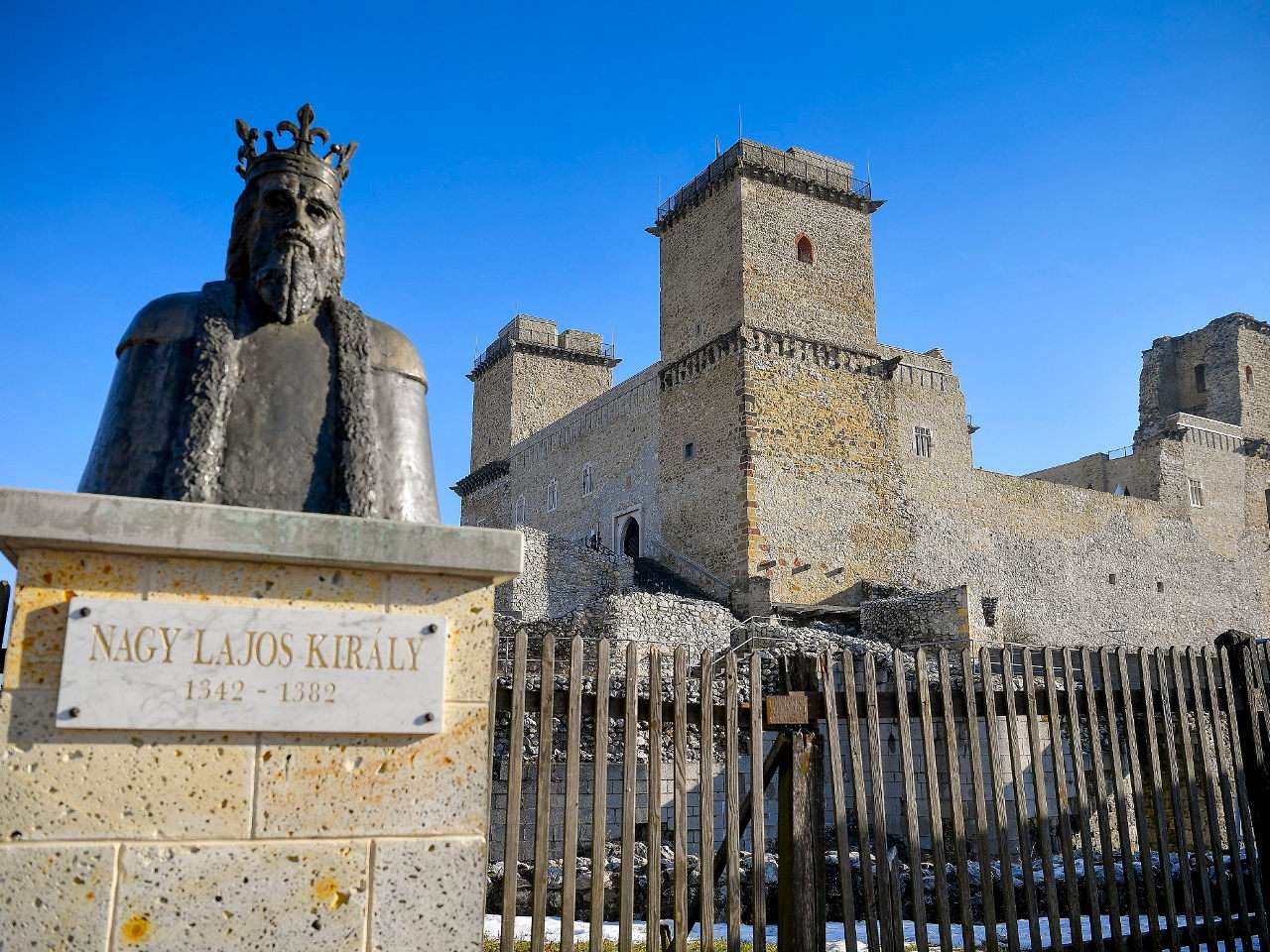 Statuia regelui Lajos cel Mare în Castelul Diósgyőr puzzle online
