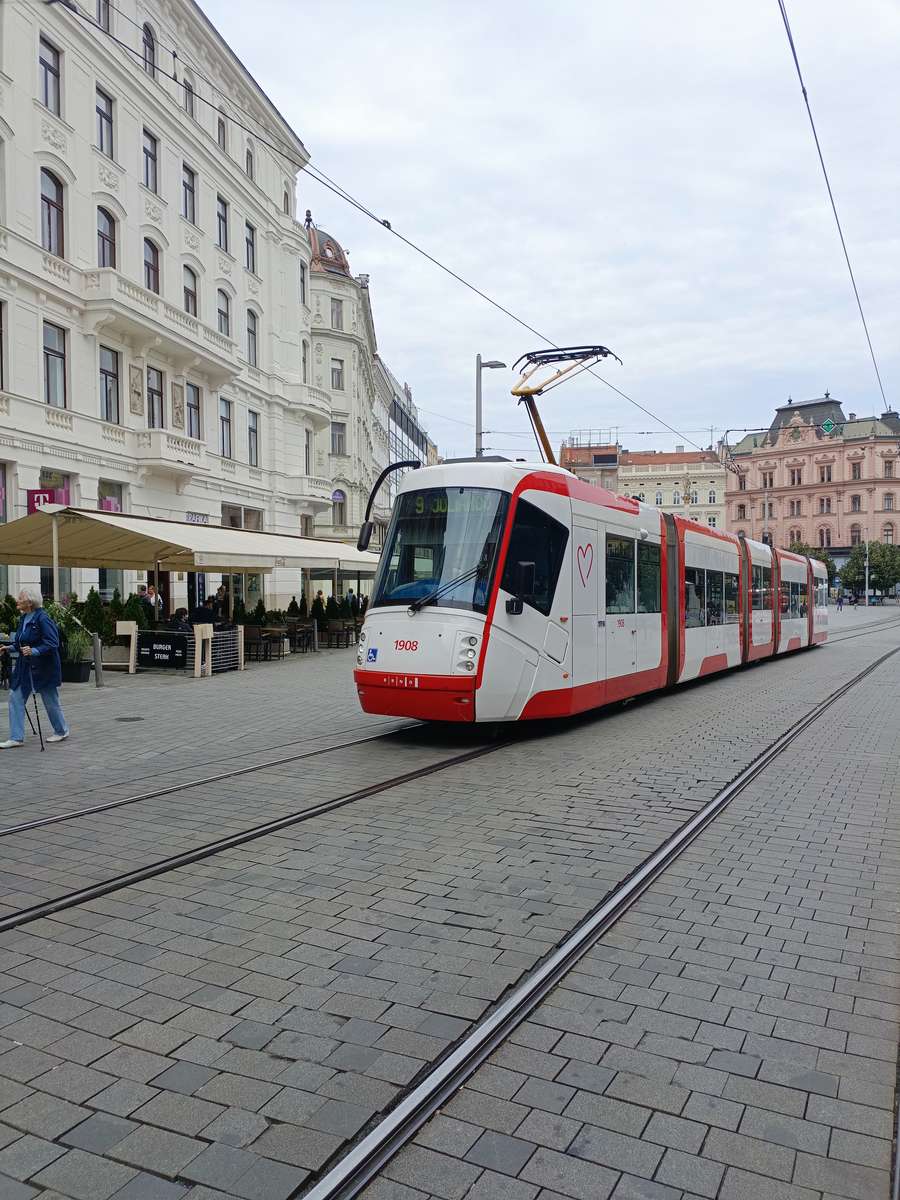 Трамвай на улице Брно онлайн-пазл