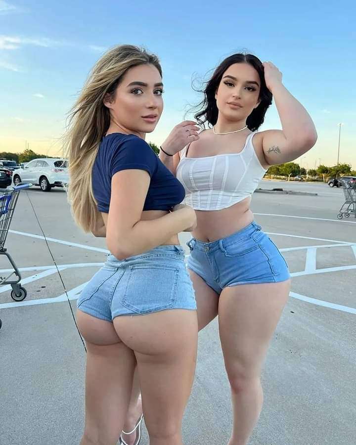 Två vackra kvinnor pussel på nätet
