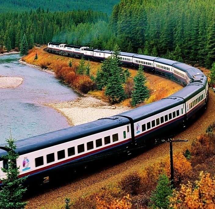 Vlak jezdí podél řeky online puzzle