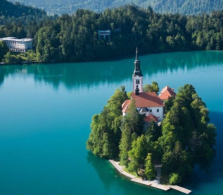 Η λίμνη Bled και η εκκλησία στο νησί παζλ online