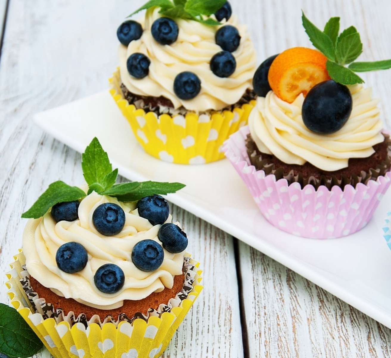 Cupcakes med grädde och frukt pussel på nätet