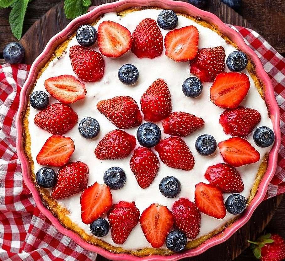 Tart with blueberries and strawberries jigsaw puzzle online