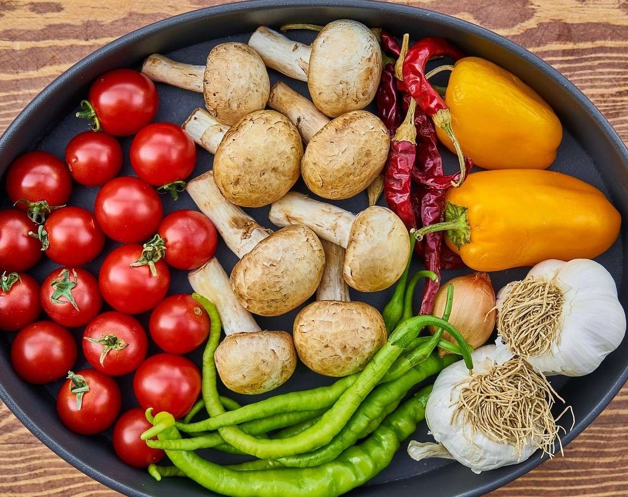 Grönsaker arrangerade i en stekpanna Pussel online