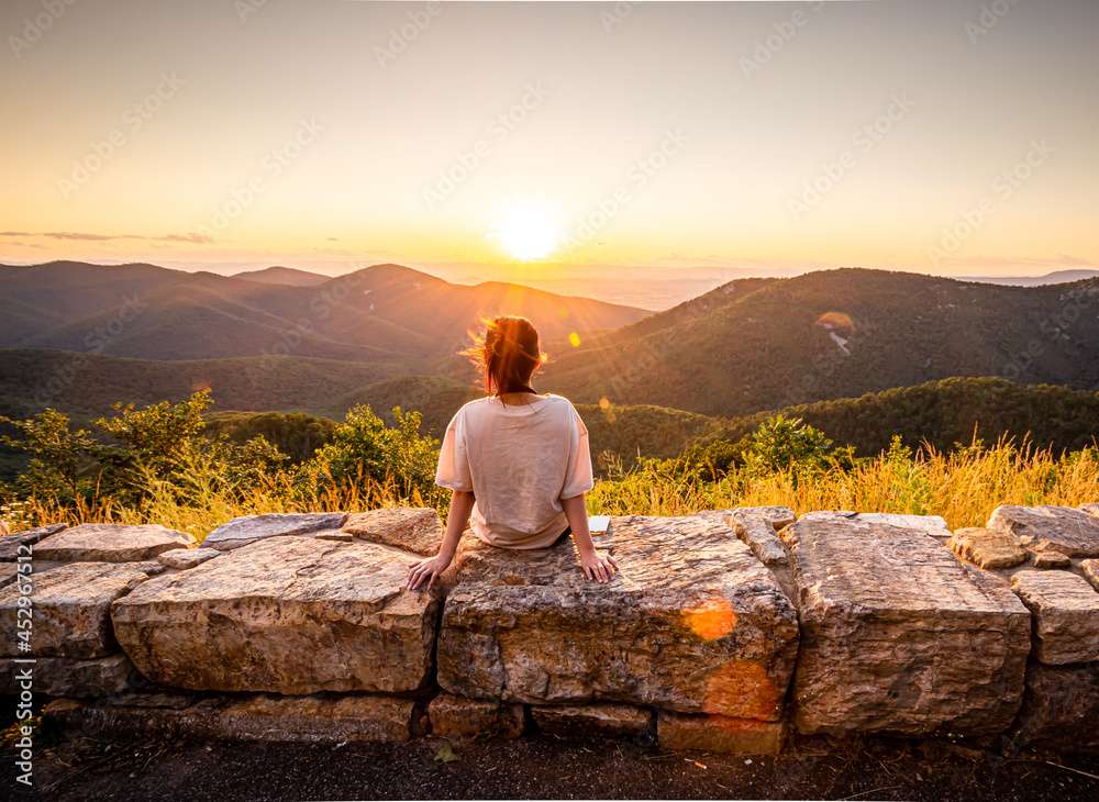 Mulher Olhando Para O Pôr Do Sol quebra-cabeças online