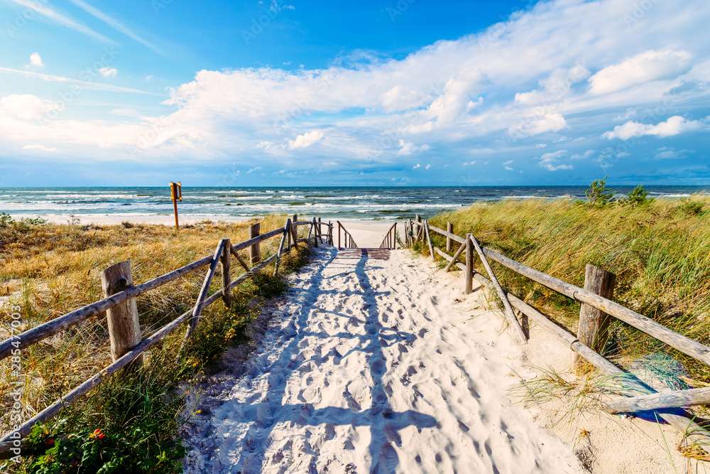 Entrée à la belle plage de sable de la ville puzzle en ligne