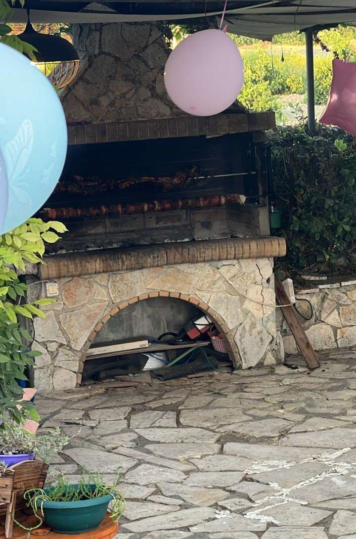 庭のグリルに食べ物があります ジグソーパズルオンライン