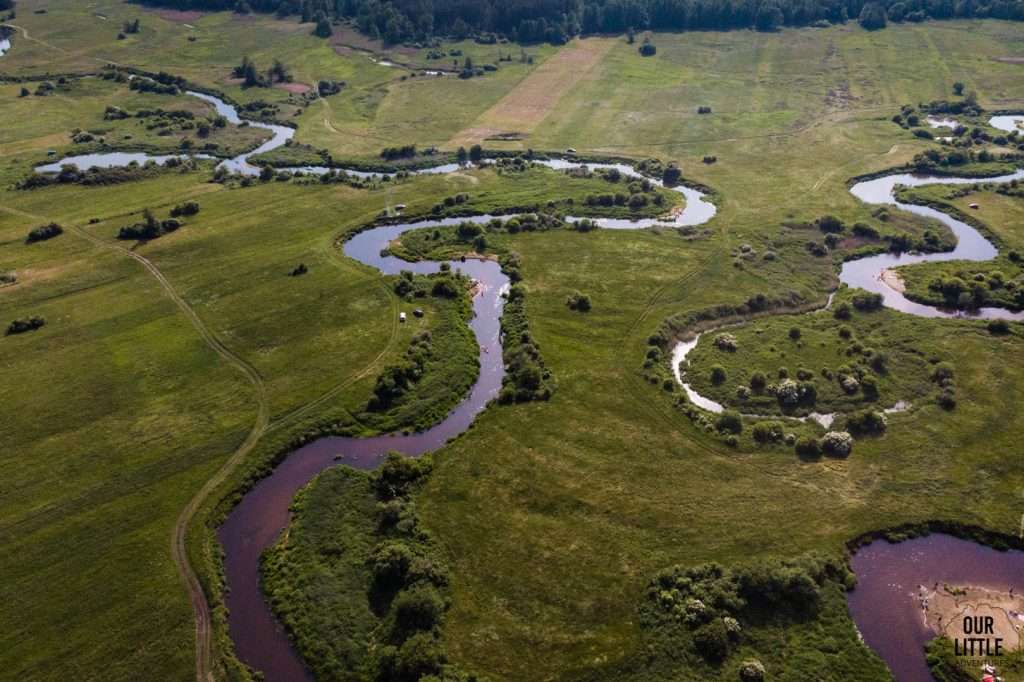 La rivière Liw serpente à travers les champs puzzle en ligne