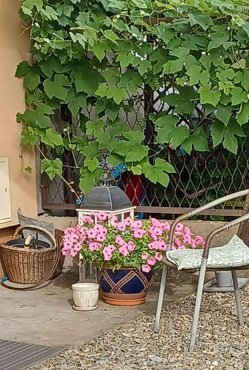 rincón de relajación en el jardín rompecabezas en línea