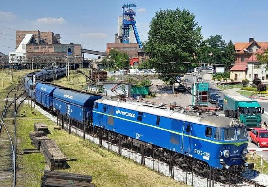 Un tren de carbón saliendo de la mina. rompecabezas en línea