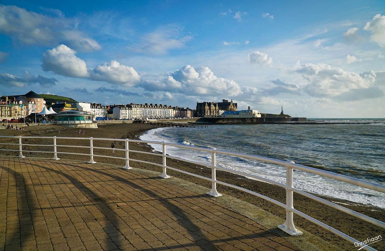 Strand, Meerblick, Balustraden. Online-Puzzle