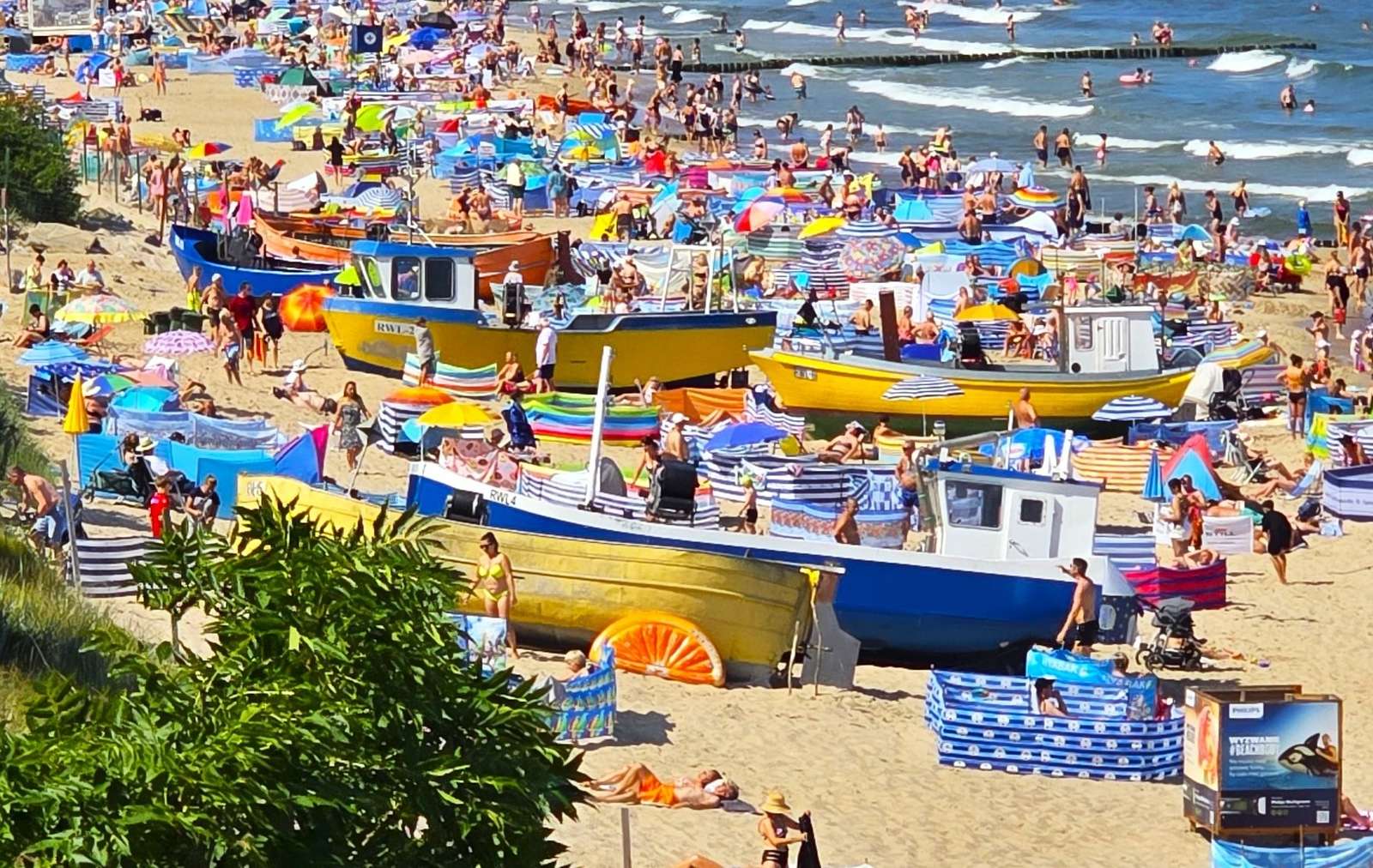 Folkmassor på den baltiska stranden Pussel online