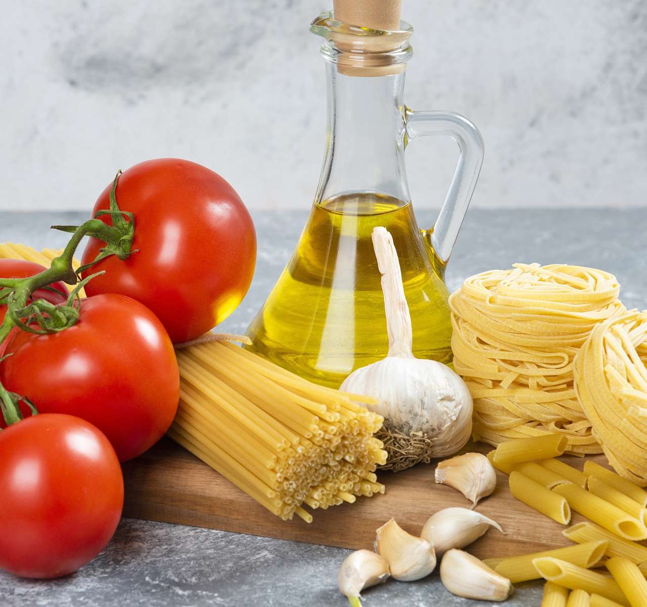 Tomates con ajo junto a pasta. rompecabezas en línea