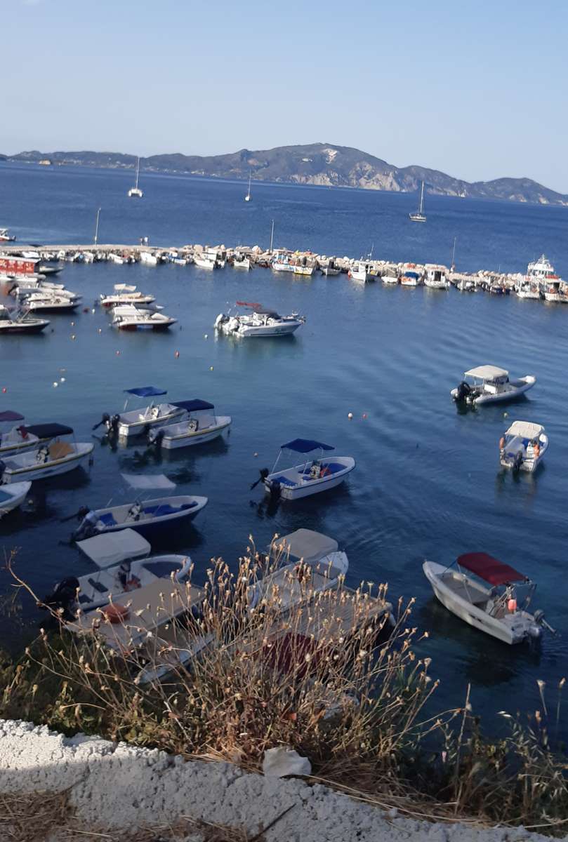 boats boats and yachts in the port of Zante online puzzle