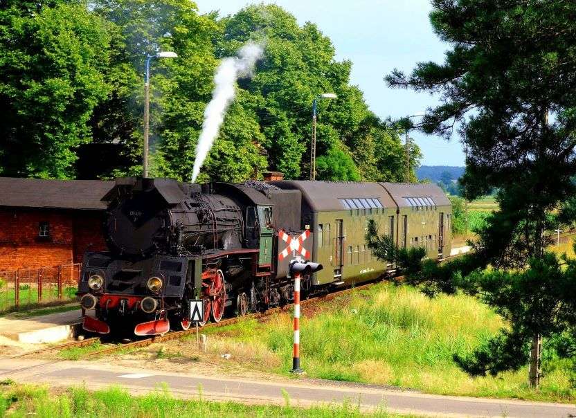 Locomotora de vapor retro y vagones de dos pisos. rompecabezas en línea