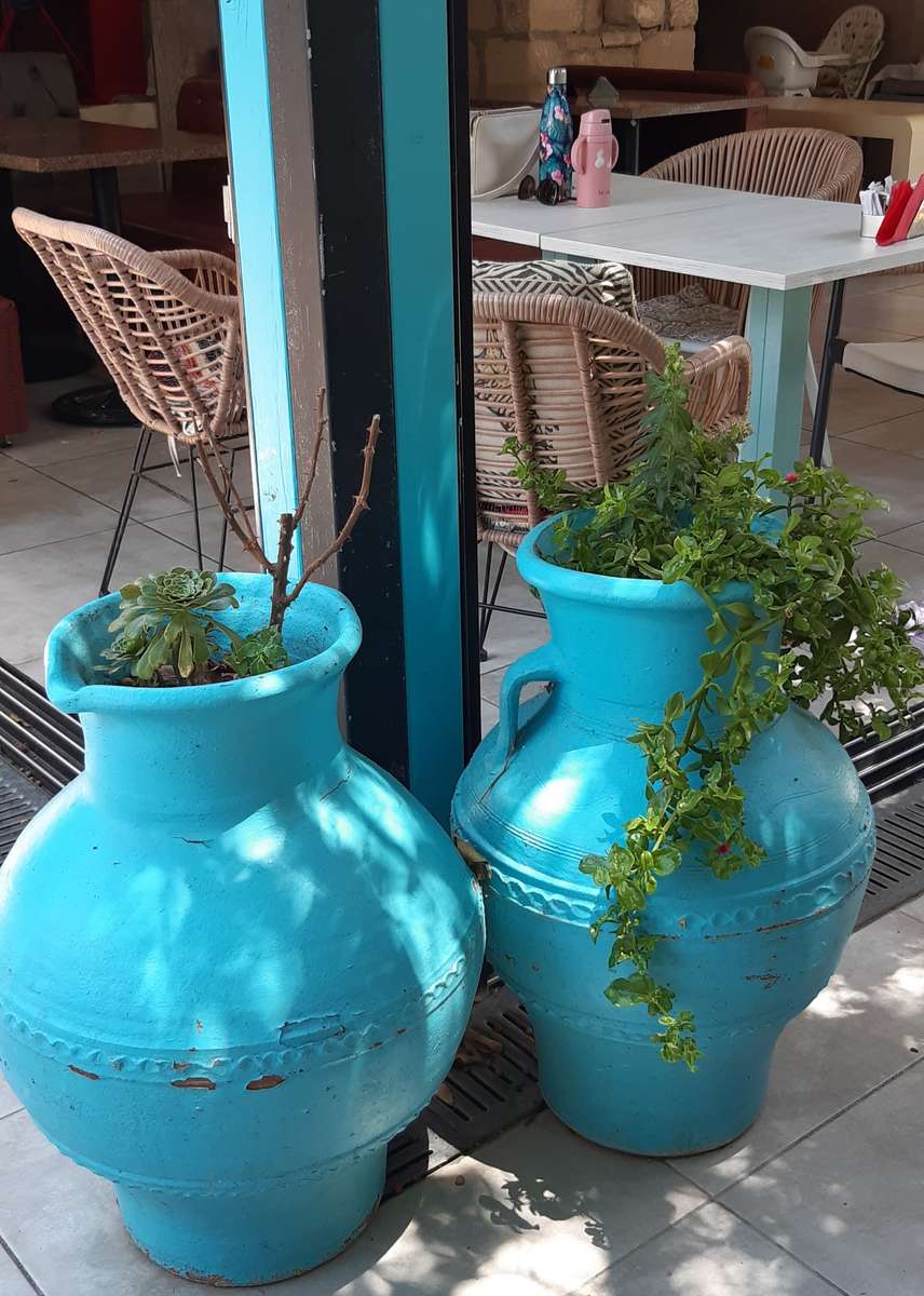 Decoración de jarras azules en restaurante. rompecabezas en línea