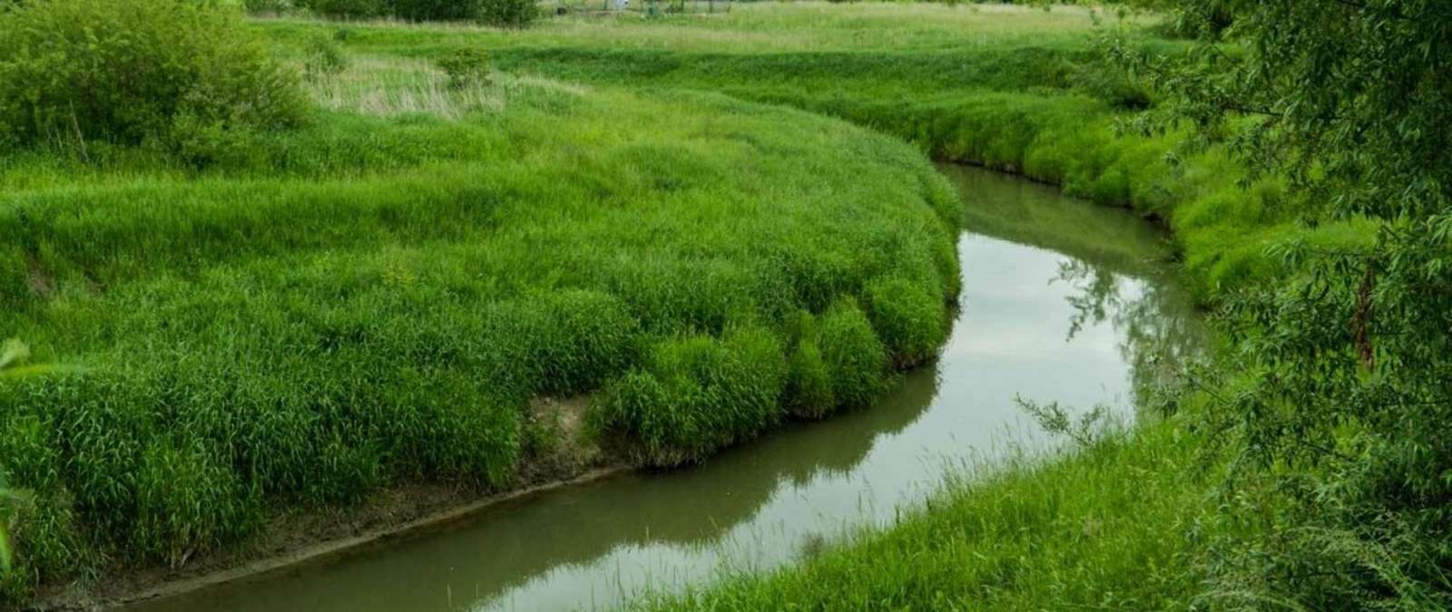 La rivière serpente dans les prés puzzle en ligne