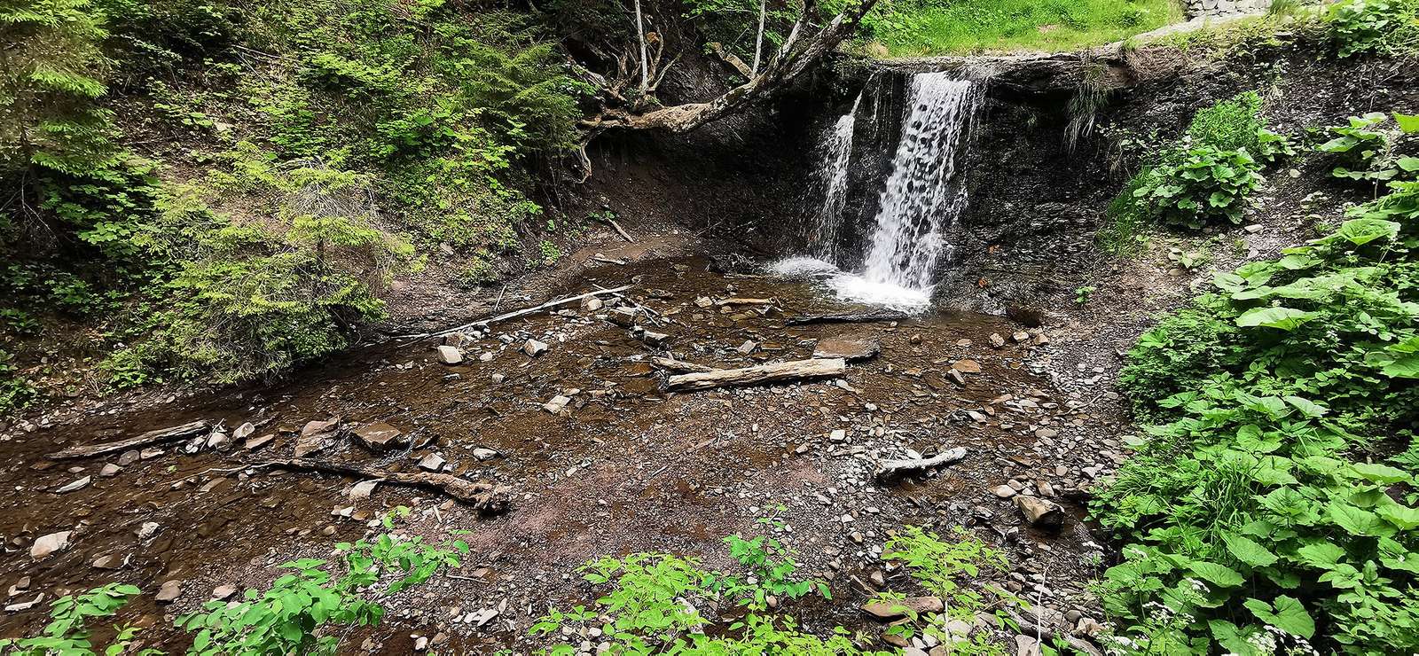 La cascada de la familia Ostrowski en las montañas de Bieszczady rompecabezas en línea