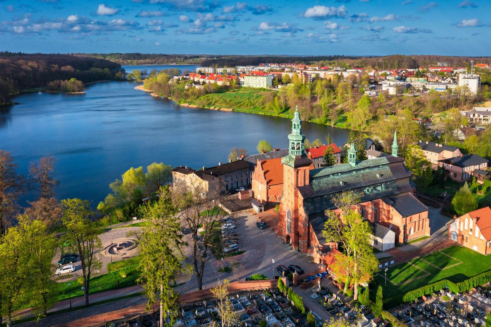 En stad med en kyrka vid sjön pussel på nätet