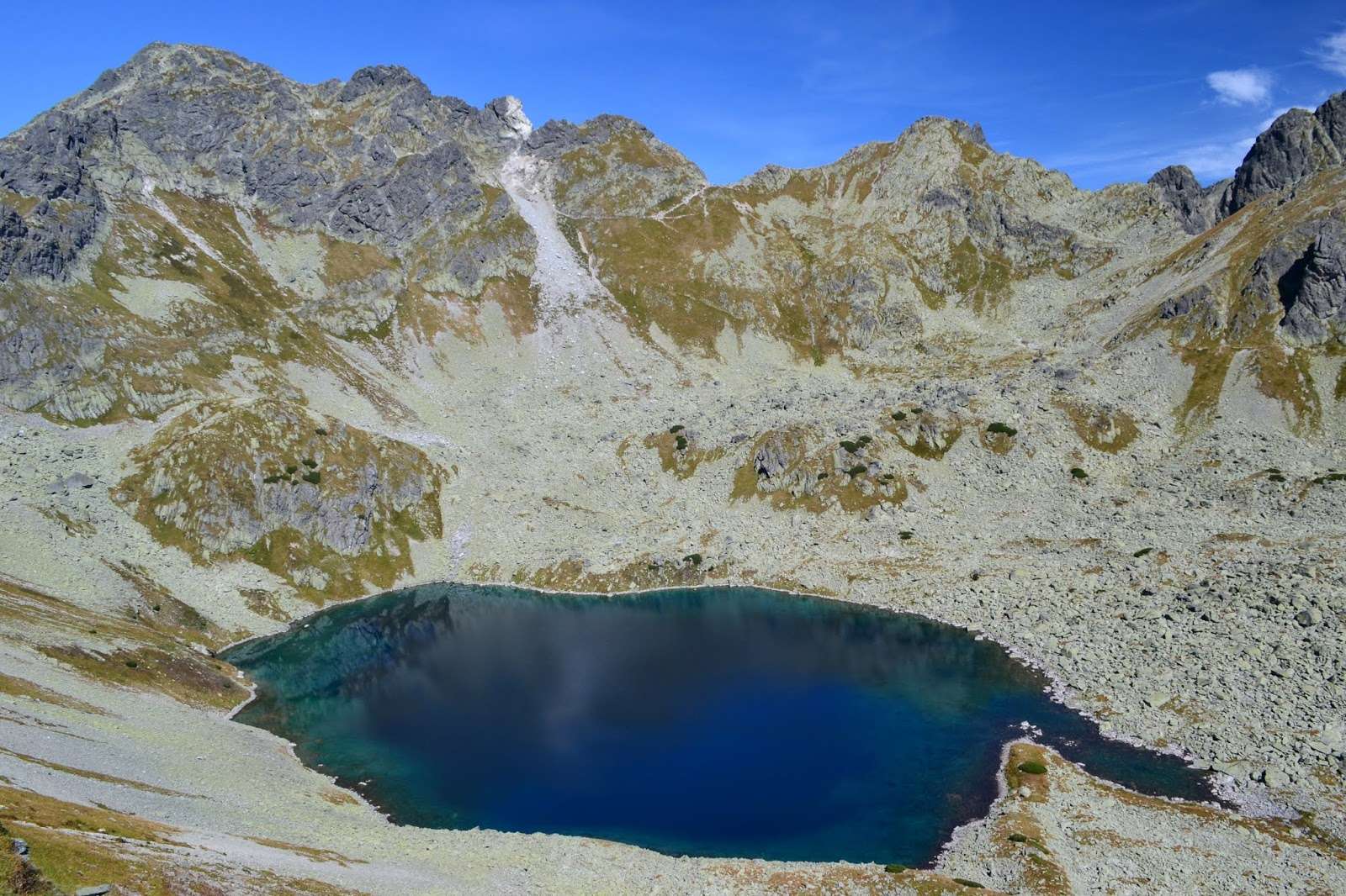 Belo lago nas montanhas Tatra quebra-cabeças online