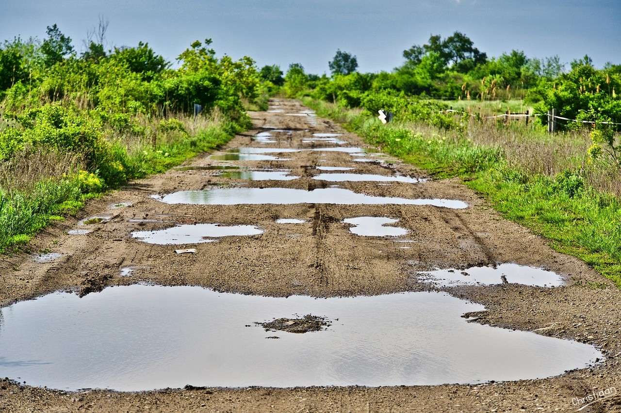 Грунтова дорога, калюжі, сільська. онлайн пазл