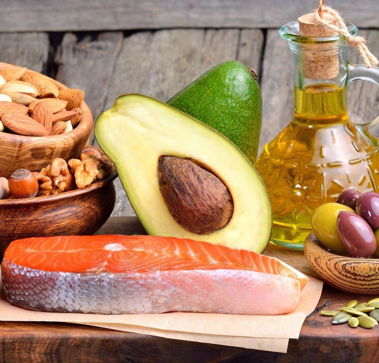 Pescado junto a aguacate y nueces rompecabezas en línea