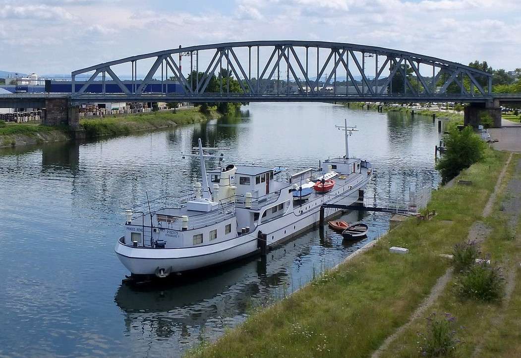 Cruise ship on the background of the bridge online puzzle