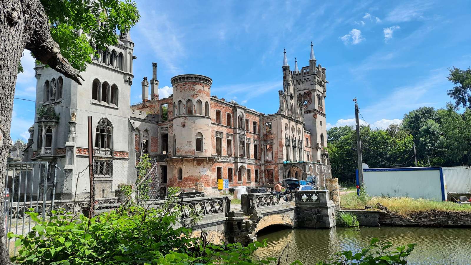 Das Schloss in Kopice wird renoviert Online-Puzzle