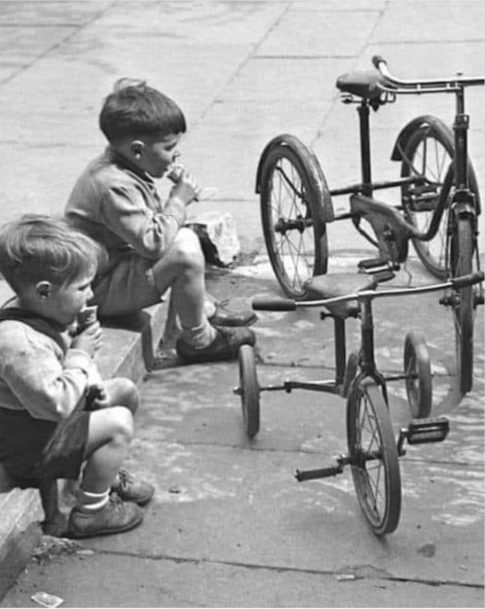 Avoir des cornets de crème glacée sur le trottoir puzzle en ligne