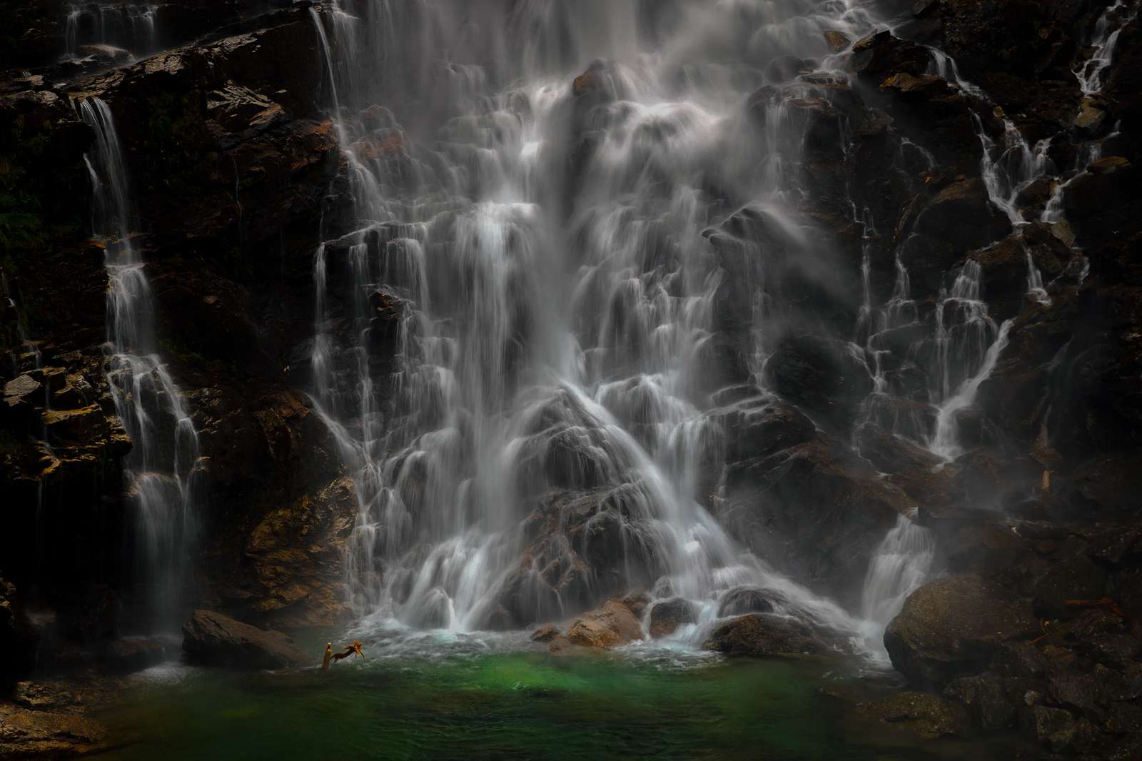 Cascada în Elveția jigsaw puzzle online