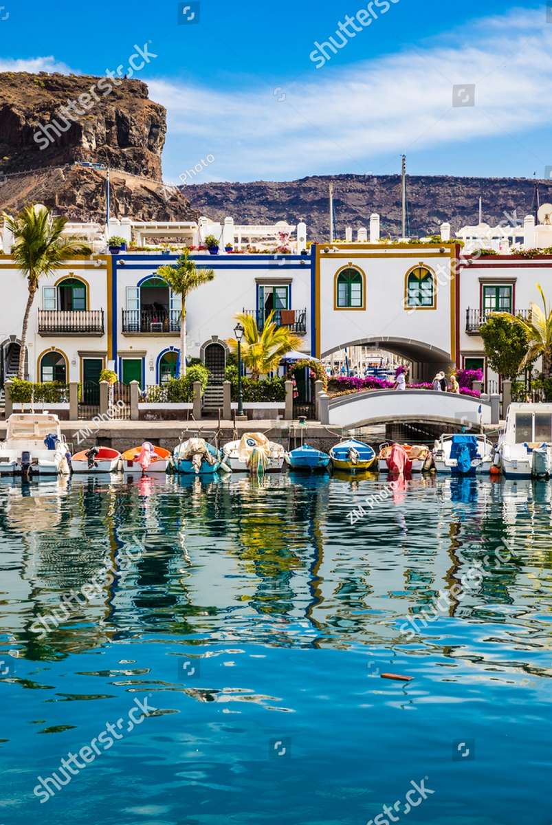 Belos edifícios coloridos, Gran Canaria, Espanha quebra-cabeças online