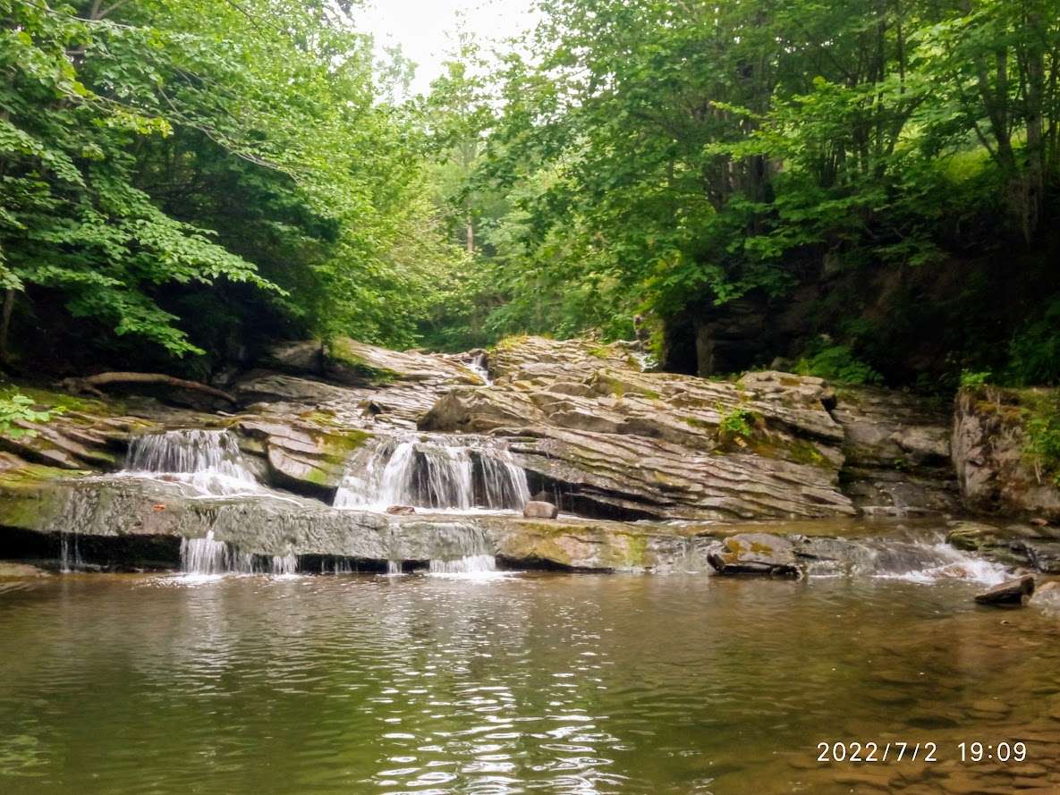 Cascadas en las montañas de Bieszczady - rompecabezas en línea