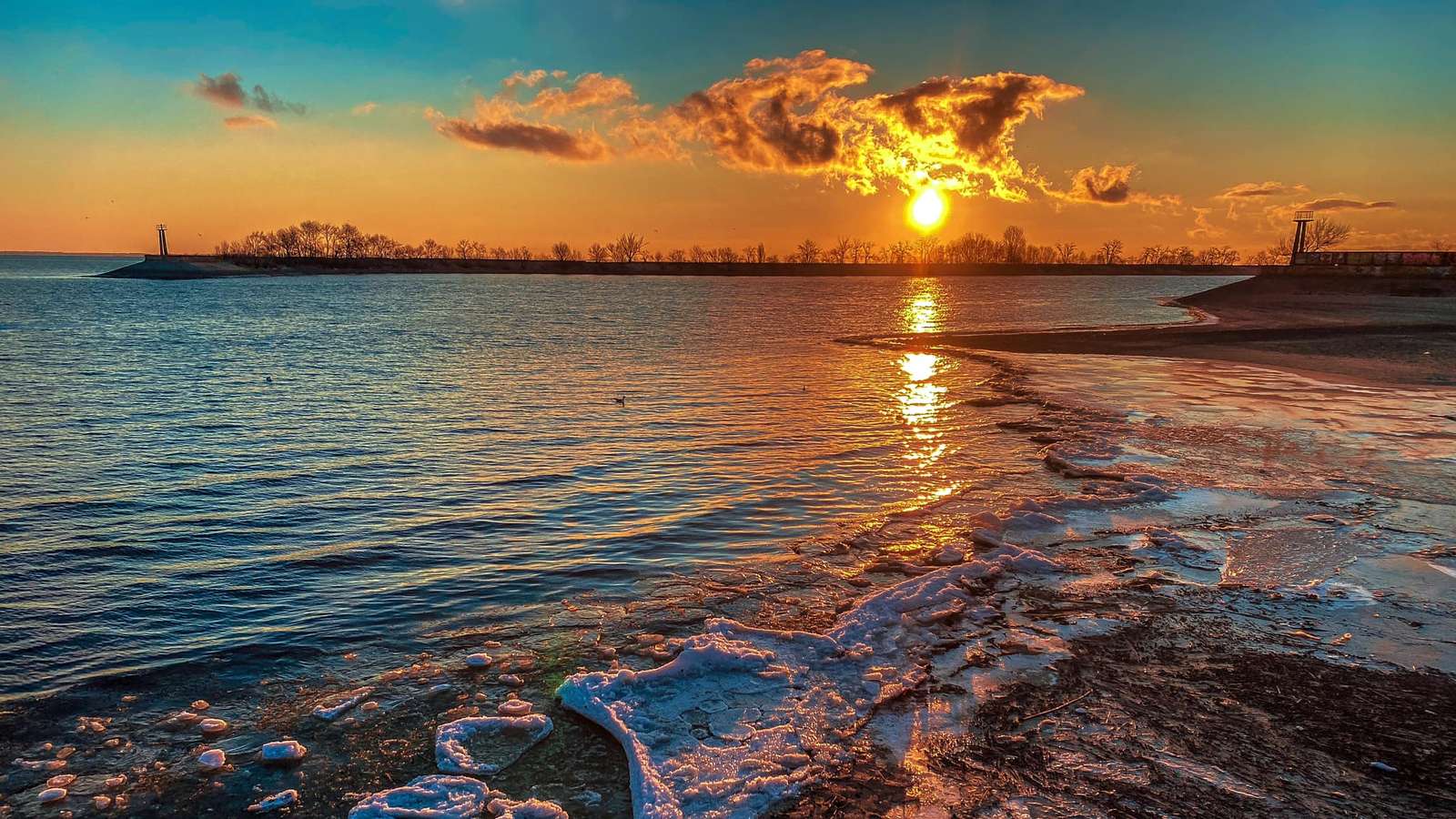 Sea, waves and sun setting jigsaw puzzle online