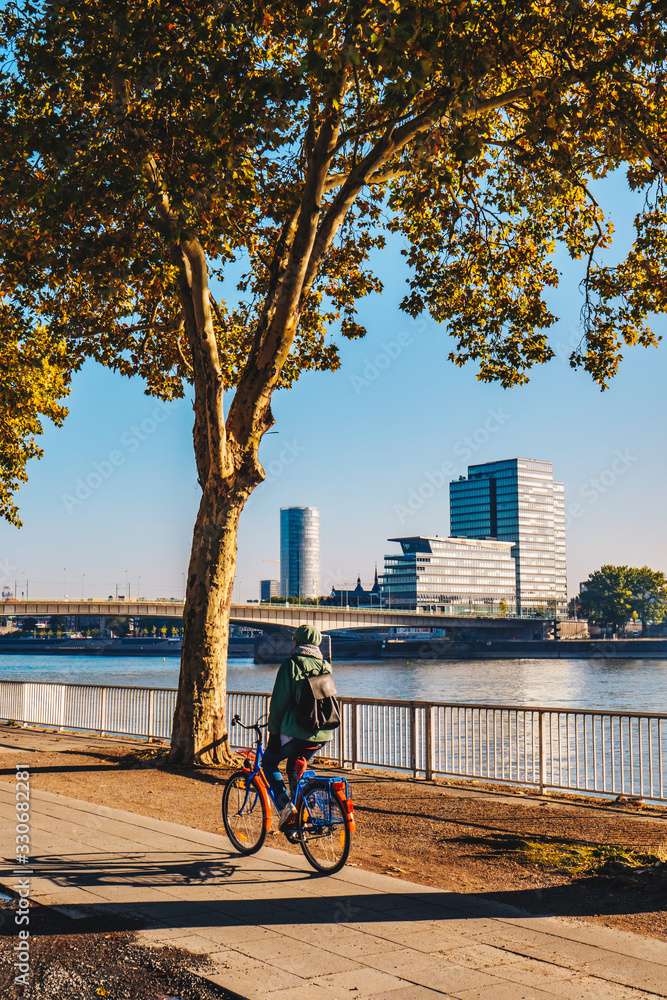 Plimbare cu bicicleta de dimineață, Köln, Germania puzzle online